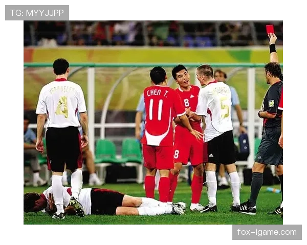 被换下球员场边抗议，裁判能给红牌吗？