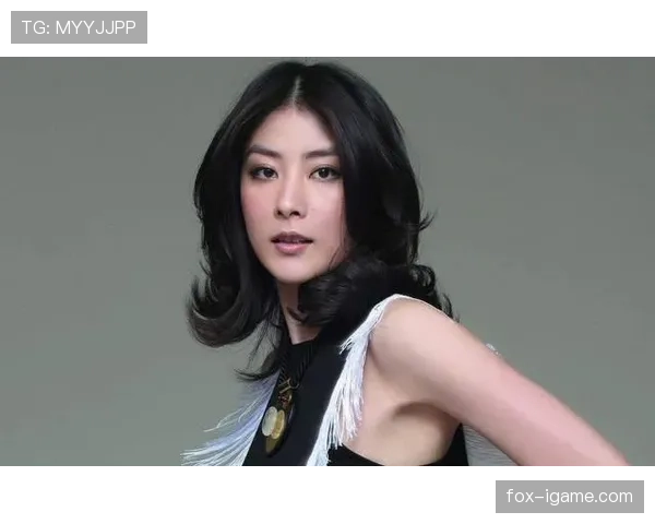 蒋林静逛街的气场也太不像普通人了，我在旁边默默数着月底还能吃几顿