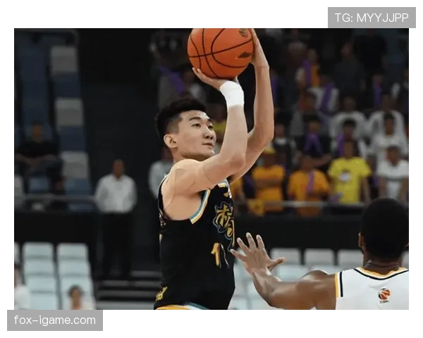 孙铭徽比赛间隙居然带着助理逛街买包，我都快认不出篮球场上的那个拼命三郎了